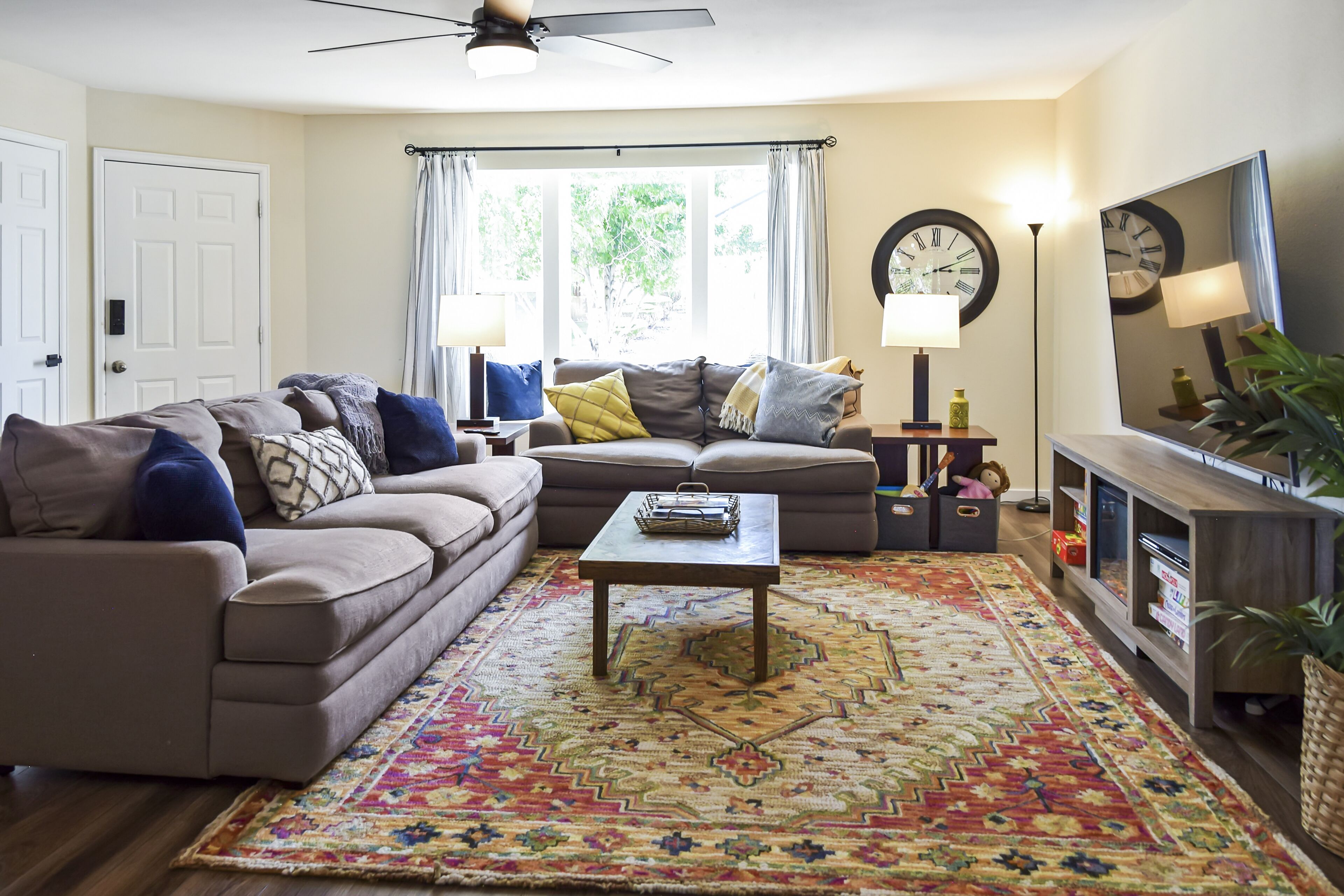 Smart TV, fireplace, DVD player, books