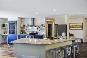 Fridge, microwave, oven, stovetop - Spacious 4 Bed, Central AC, Fire Pit, Grill, Games (Colorado Springs)