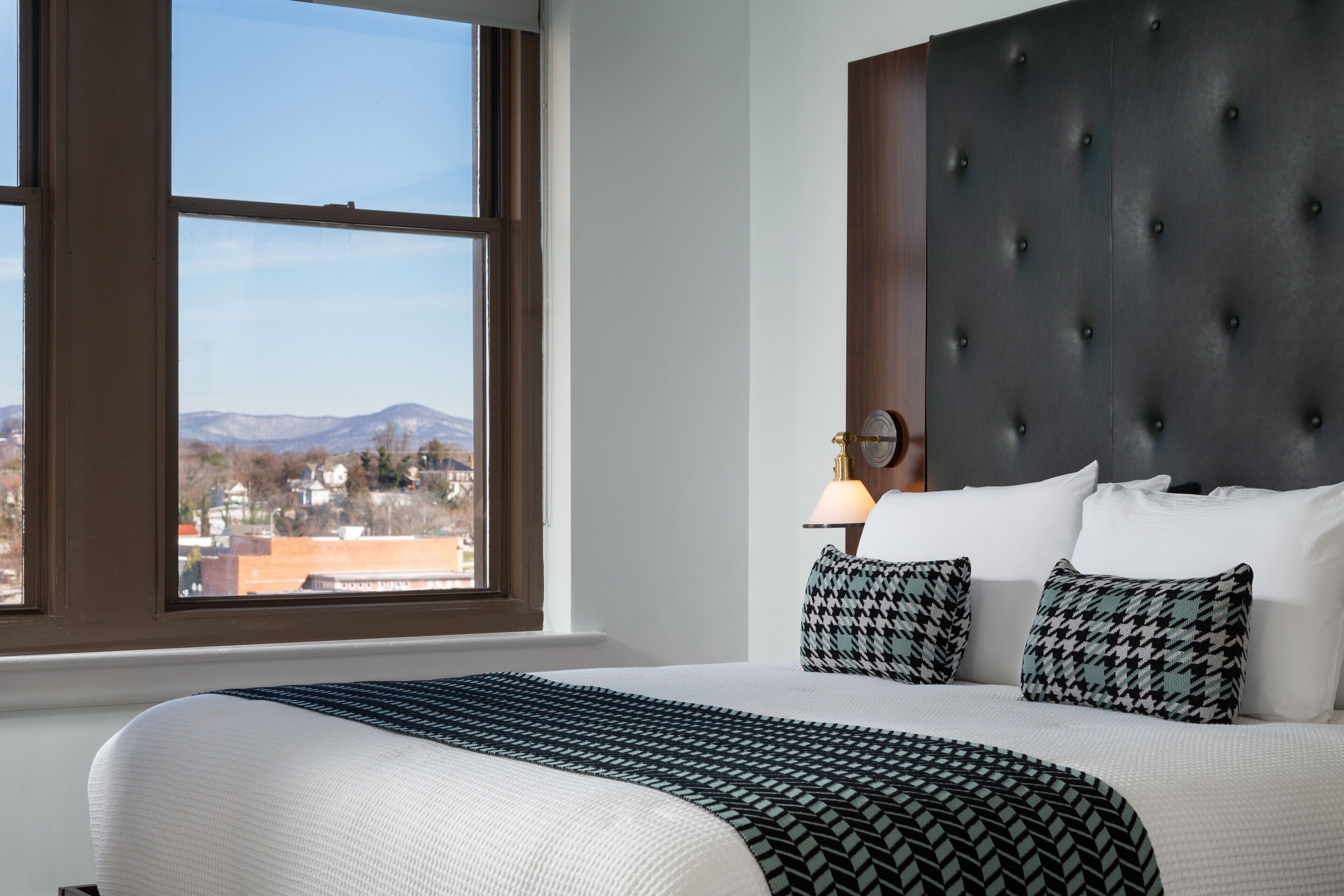 deluxe room, 1 king bed | city view