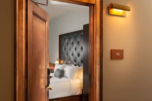 Habitación Deluxe, 1 cama King size | Escritorio, tabla de planchar con plancha, wifi gratis y ropa de cama