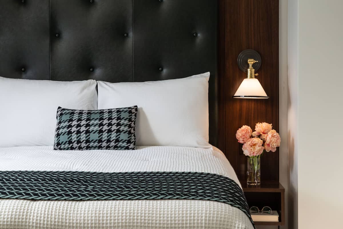 Klassieke kamer, 1 queensize bed | Een bureau, een strijkplank/strijkijzer, gratis wifi, beddengoed