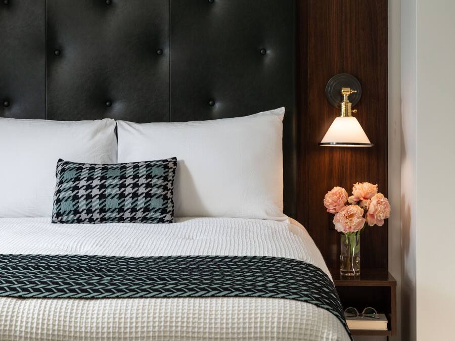 Habitación clásica, 1 cama Queen size | Escritorio, tabla de planchar con plancha, wifi gratis y ropa de cama