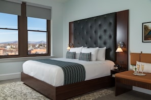 Habitación Deluxe, 1 cama King size | Escritorio, tabla de planchar con plancha, wifi gratis y ropa de cama 