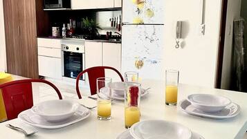 Frigorifero, microonde, forno, macchina per tè/caffè