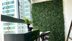 Un espacio de oficina moderno con una pared verde, un escritorio y una silla.