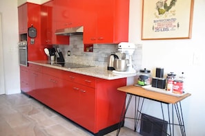 Fridge, microwave, oven, stovetop - ✬Ivywild Area✬ Near Dwntn - Cañon Trails - Dining (Colorado Springs)