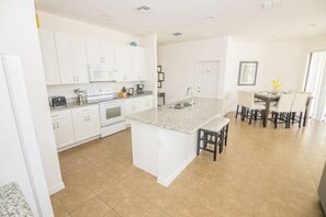 獨棟房屋, 多張床 (Modern Providence Vacation Home) | 私人廚房