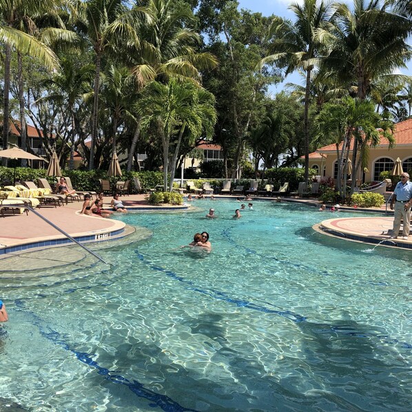 Alberca al aire libre y alberca climatizada