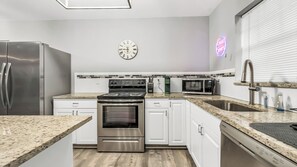 ثلاجة، ميكروويف، فرن، موقد طهي مسطح