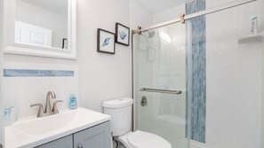 Combined shower/tub, towels, toilet paper
