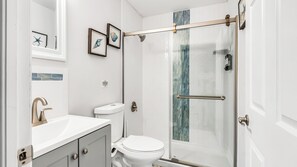 Combined shower/bathtub, towels, toilet paper - 🏝️⭐️HEATED SALT WATER POOL HOME~🌊Delray Beach-PET FRIENDLY (Delray Beach)