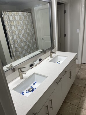 Combined shower/bathtub