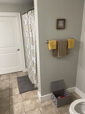 Combined shower/bathtub