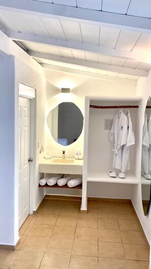 Family Room | Wardrobe - Hotel Cala Blanca Cuernavaca (Cuernavaca)