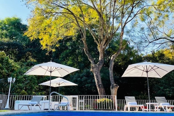 Una piscina al aire libre