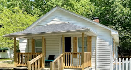 Quaint 2 bed 1 bath cottage style home