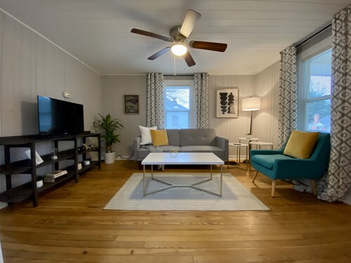 Quaint 2 bed 1 bath cottage style home