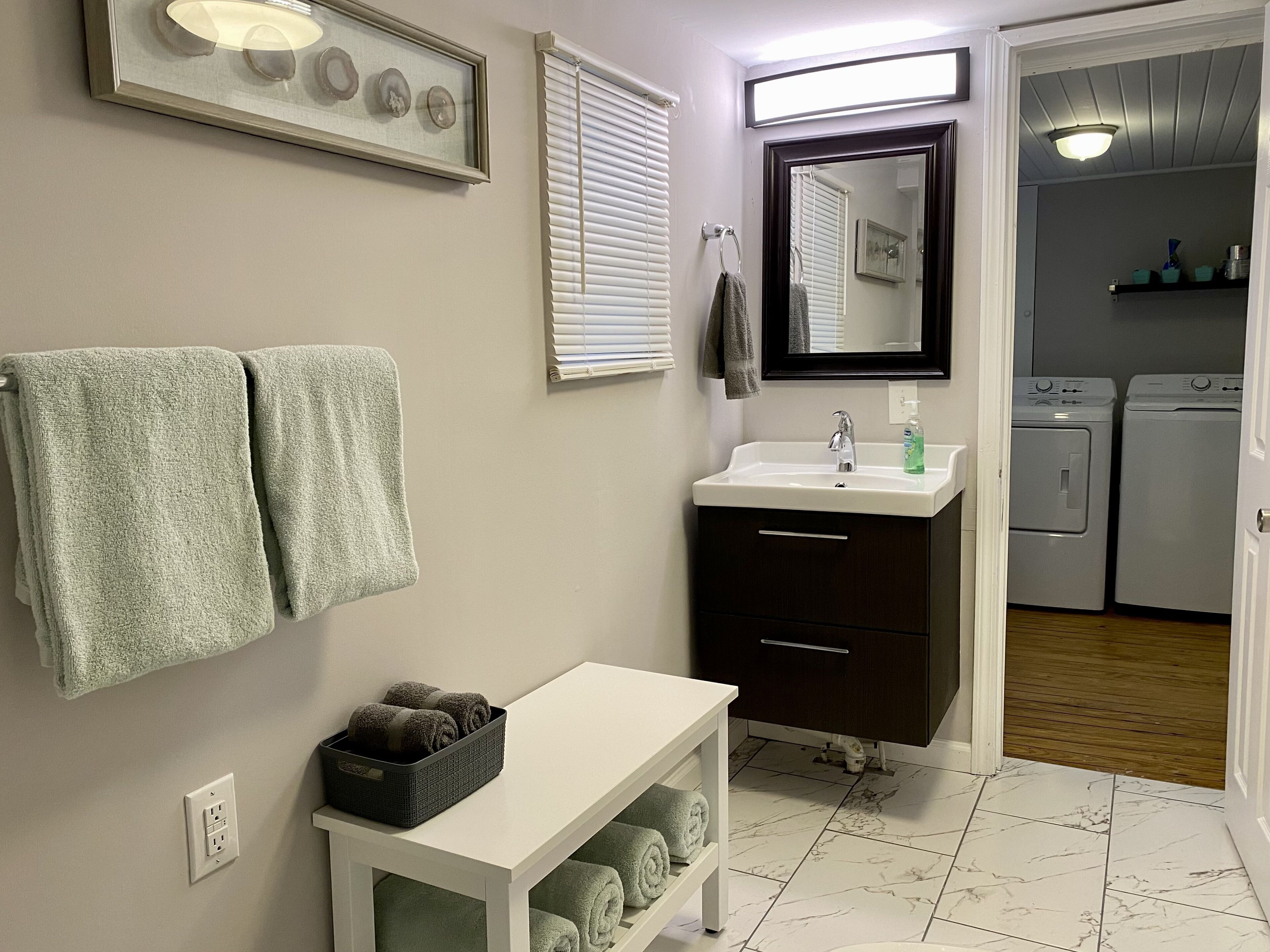 Doccia, asciugacapelli, asciugamani, carta igienica