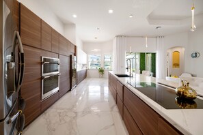 Geladeira, micro-ondas, fogão, cooktop