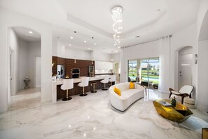 Smart-tv, een open haard, een computerscherm en een printer