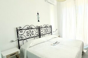 3 bedrooms, bed sheets - N122 - Numana, delightful single villa with garden (Numana)