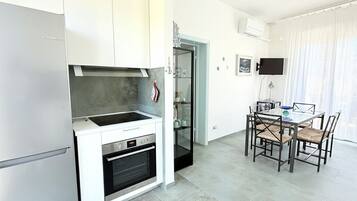 Frigorifero, forno, tavolo da pranzo