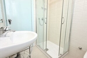 Regadera, bidet, toallas 