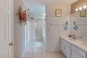 Ferienhaus, Mehrere Betten (Collin and Cheryl's Indian Ridge Vaca) | Badezimmer