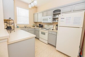 Apartment, Multiple Beds (Lynval's Regal Palms Resort Townhome) | Private kitchen
