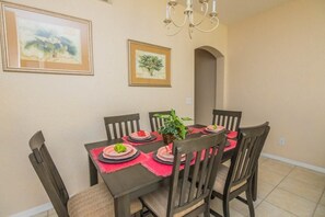 อพาร์ทเมนท์, หลายเตียง (Lynval's Regal Palms Resort Townhome) | ครัวส่วนตัว
