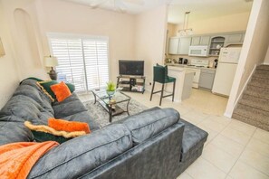 公寓, 多張床 (Lynval's Regal Palms Resort Townhome) | 客廳