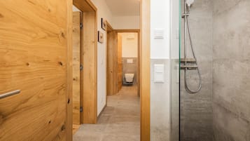 Douche, sèche-cheveux, serviettes fournies, savon
