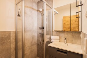 Shower, hair dryer, towels, soap - Exclusive apartment with mountain views in a ski paradise (Mauterndorf)