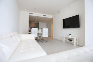 Property grounds - King Bed Full Service Apt (Coral Gables)