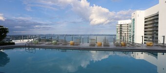 King Bed Full Service Apt