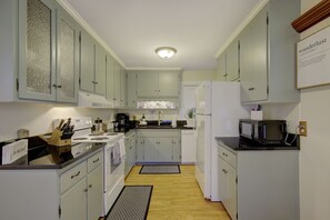 Fridge, microwave, oven, stovetop - Bee Humble Cottage w/in 20mins to Public Beaches (Gloucester)