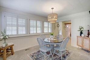 Dining - Bee Humble Cottage w/in 20mins to Public Beaches (Gloucester)