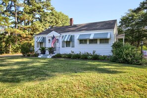 Exterior - Bee Humble Cottage w/in 20mins to Public Beaches (Gloucester)