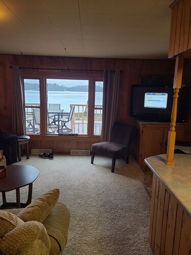 Relaxing Cottage Steps From the Lake