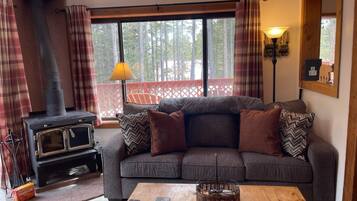 Una Smart TV, una chimenea, libros