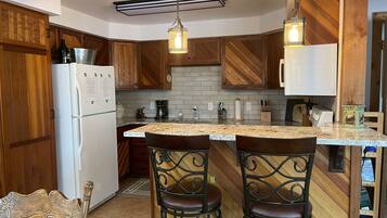 Frigorífico, microondas, horno y placa de cocina