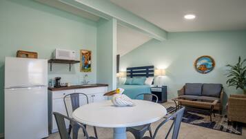 Mikroaaltouuni, kahvin-/teenkeitin, talouspaperi