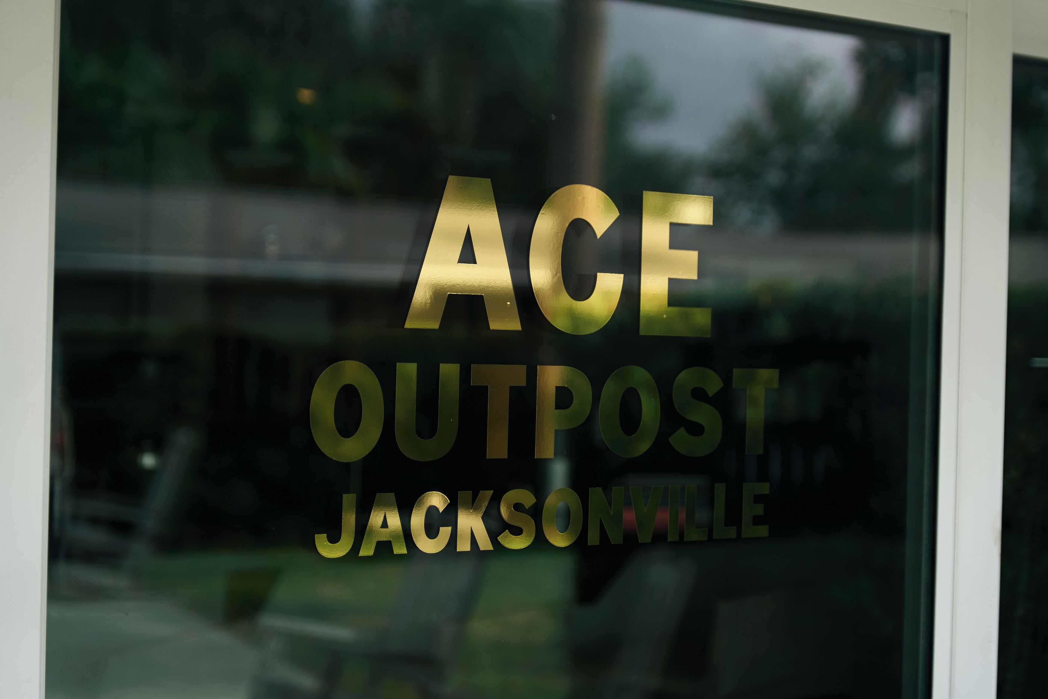 Ikkunassa on kultaisin kirjaimin kirjoitettu teksti: ”ACE OUTPOST JACKSONVILLE”.