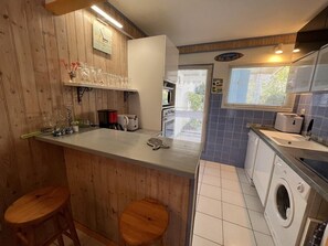 Een koelkast, een microgolfoven, een vaatwasser