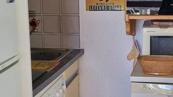 Geladeira, fogão, lava-louças, talheres/pratos/utensílios de cozinha