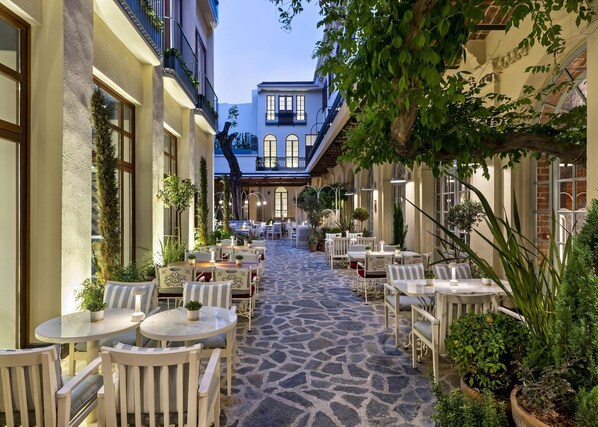 Outdoor dining - Ecole St Pierre Hotel (Istanbul)