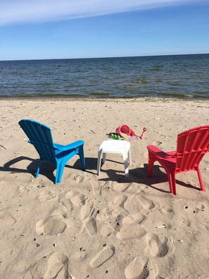 En la playa y camastros 