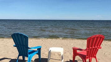 PĂ„ stranden och solstolar