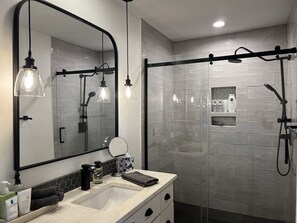 Dusj, hårføner, håndklær og såpe