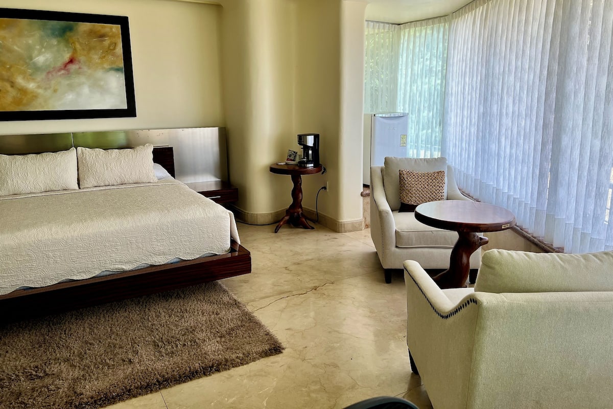 Premier Suite | 1 bedroom, in-room safe, soundproofing, iron/ironing board